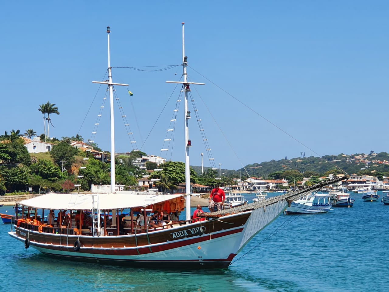 Barco navegando en Búzios